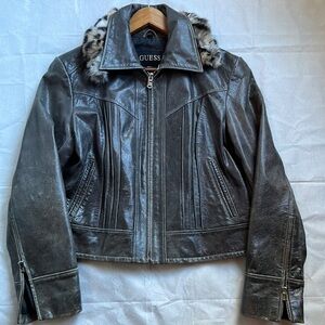 Guess women’s leather jacket w removable fur collar. SzL